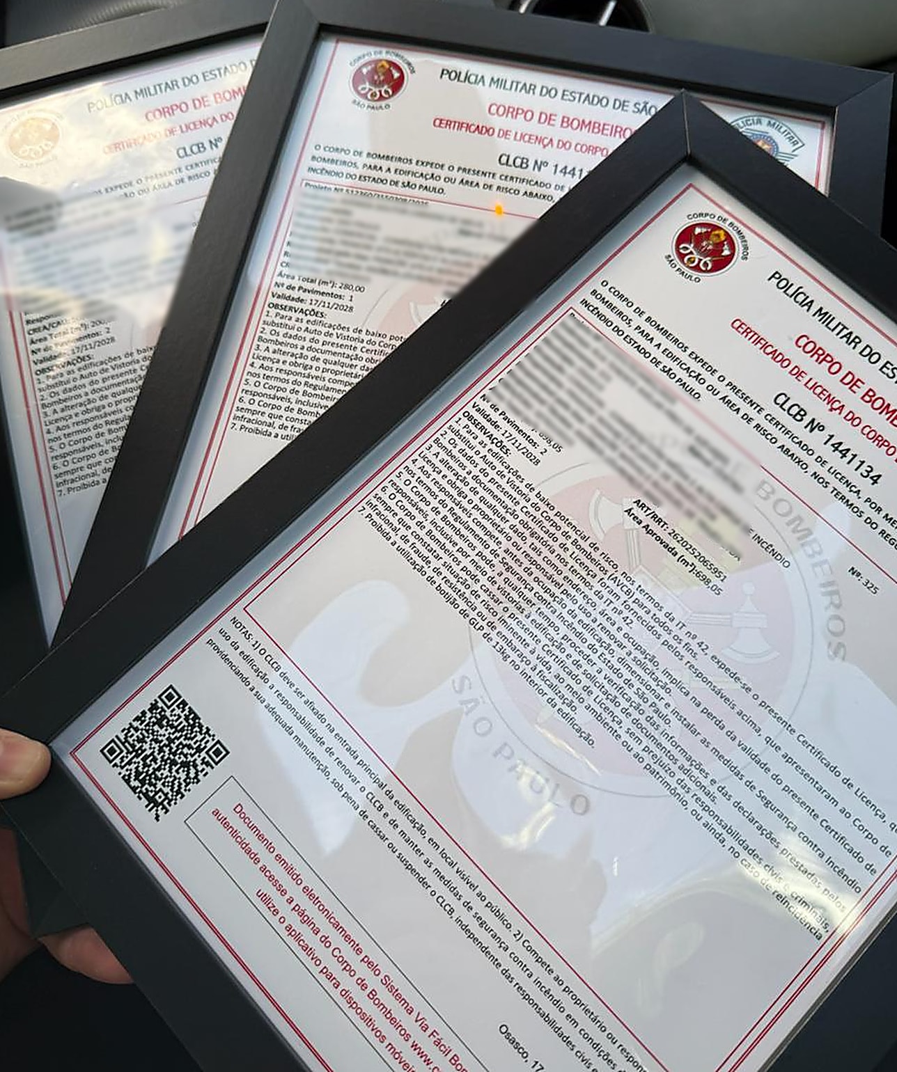 Certificados de licença do Corpo de Bombeiros (CLCB) emitidos pela Engefogo, emoldurados